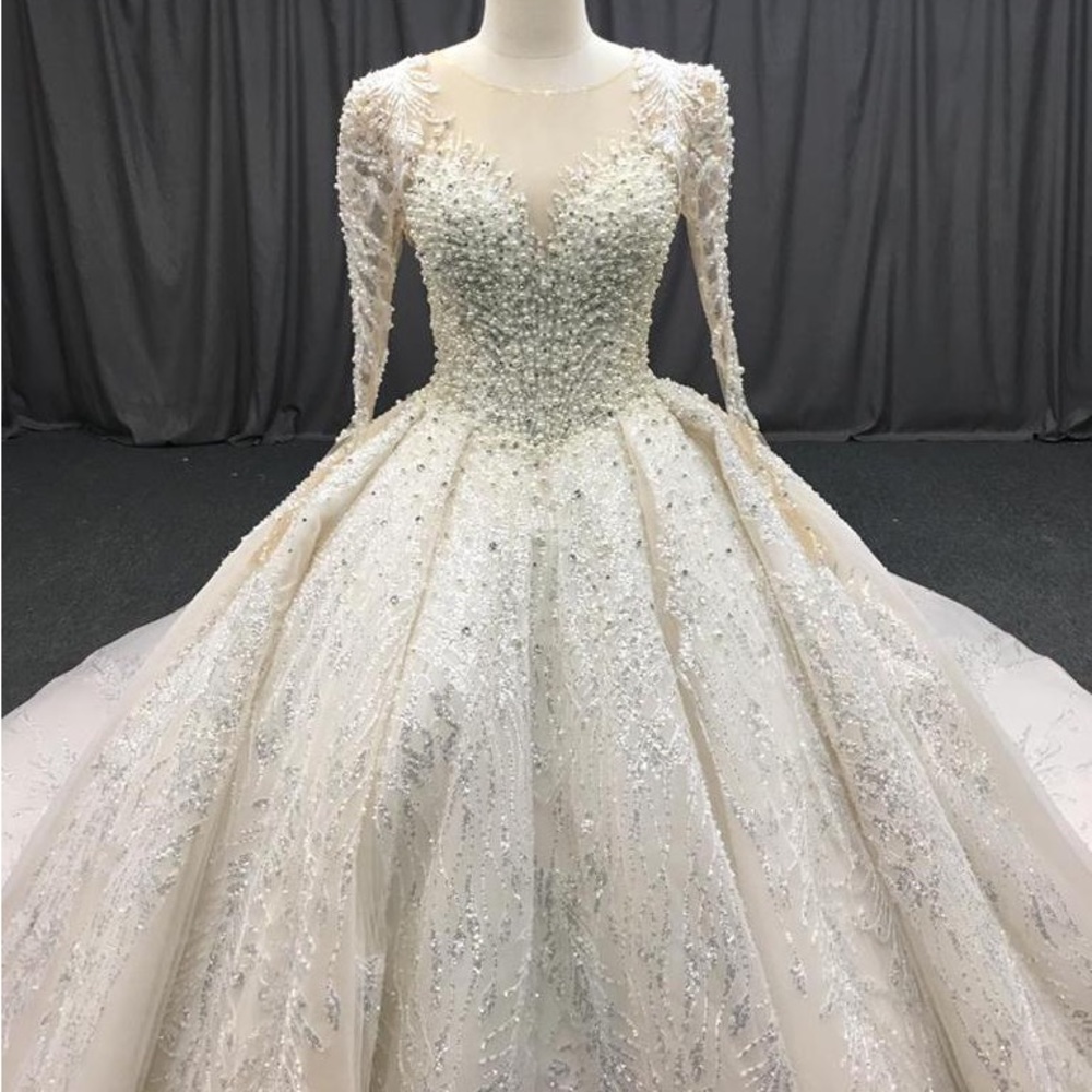 Many wedding dresses available - Picture 15 of 16